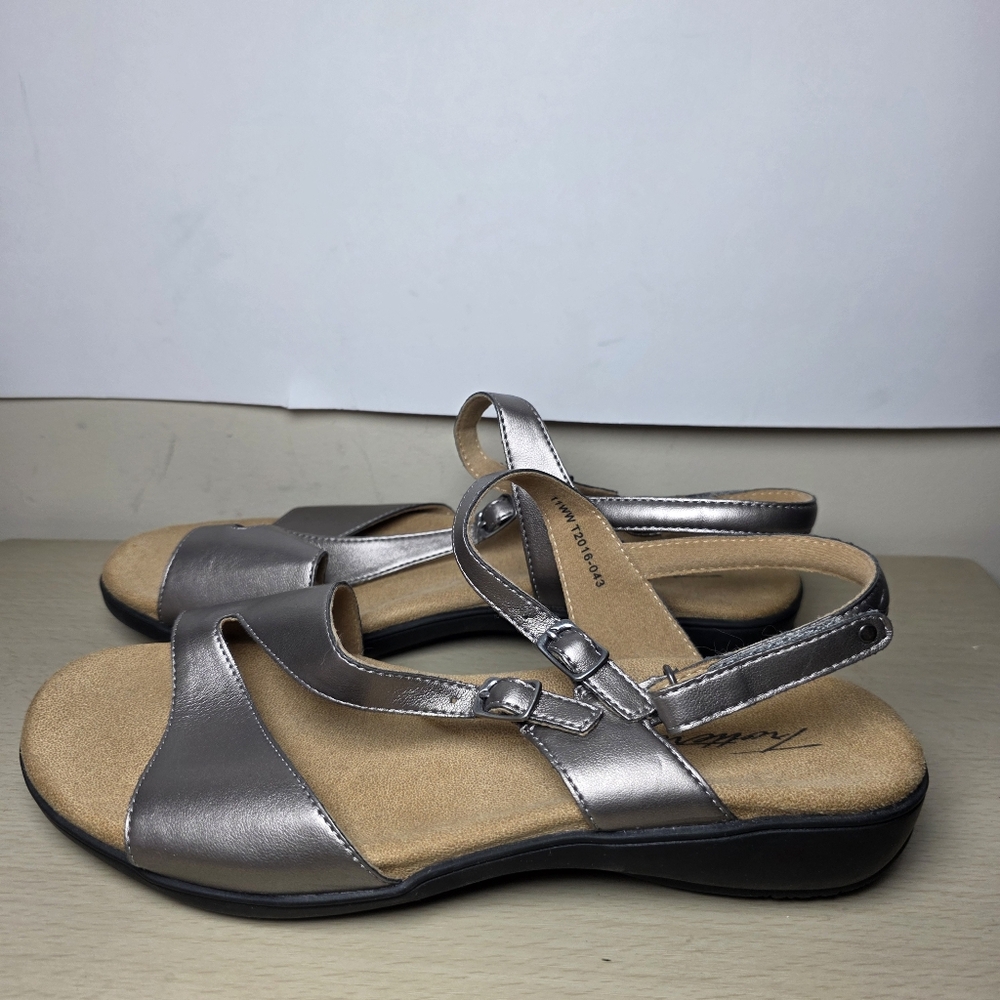 Trotters RivaWomen's Silver Sandals Flats Size 11